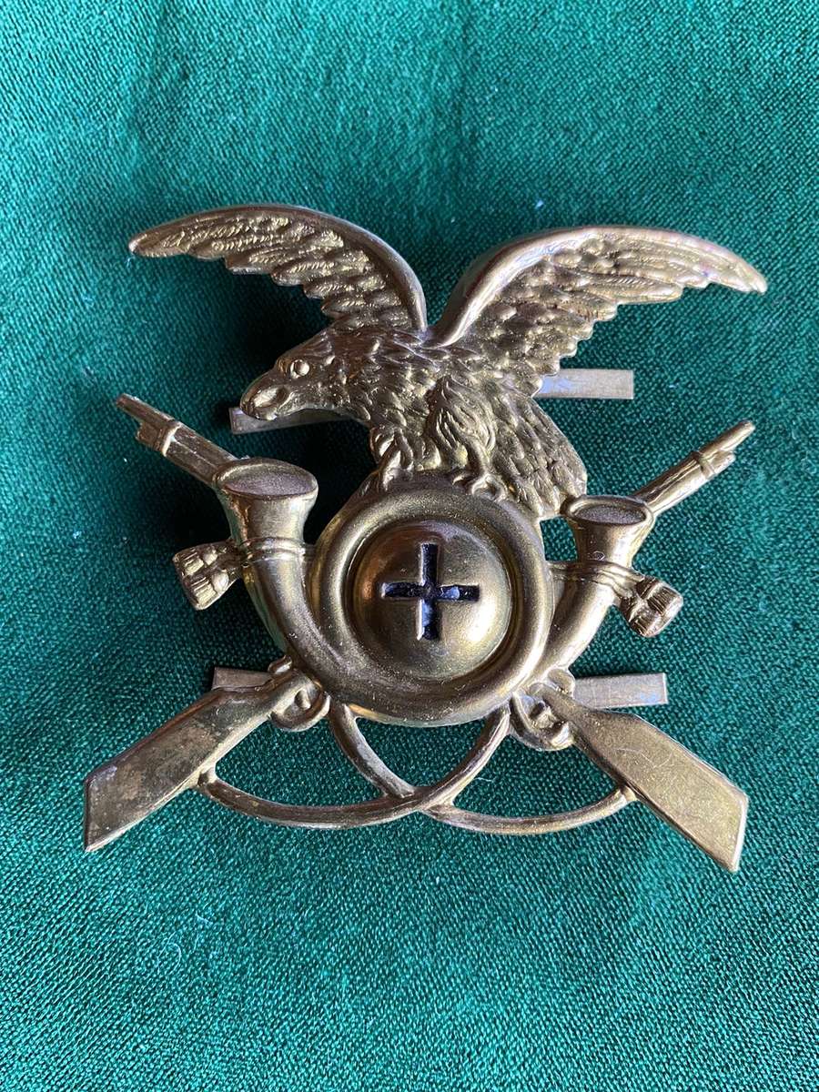 ITALIAN WW2 CAP BADGE FOR ALPINE INFANTRY-LUGS INTACT