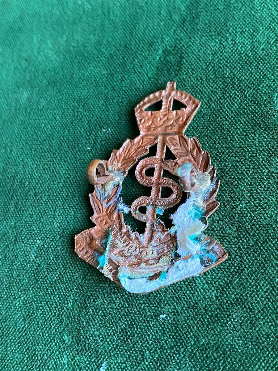 SA MEDICAL CORPS-GILDING METAL CAP BADGE-Z TYPE-WW1-2 LUGS