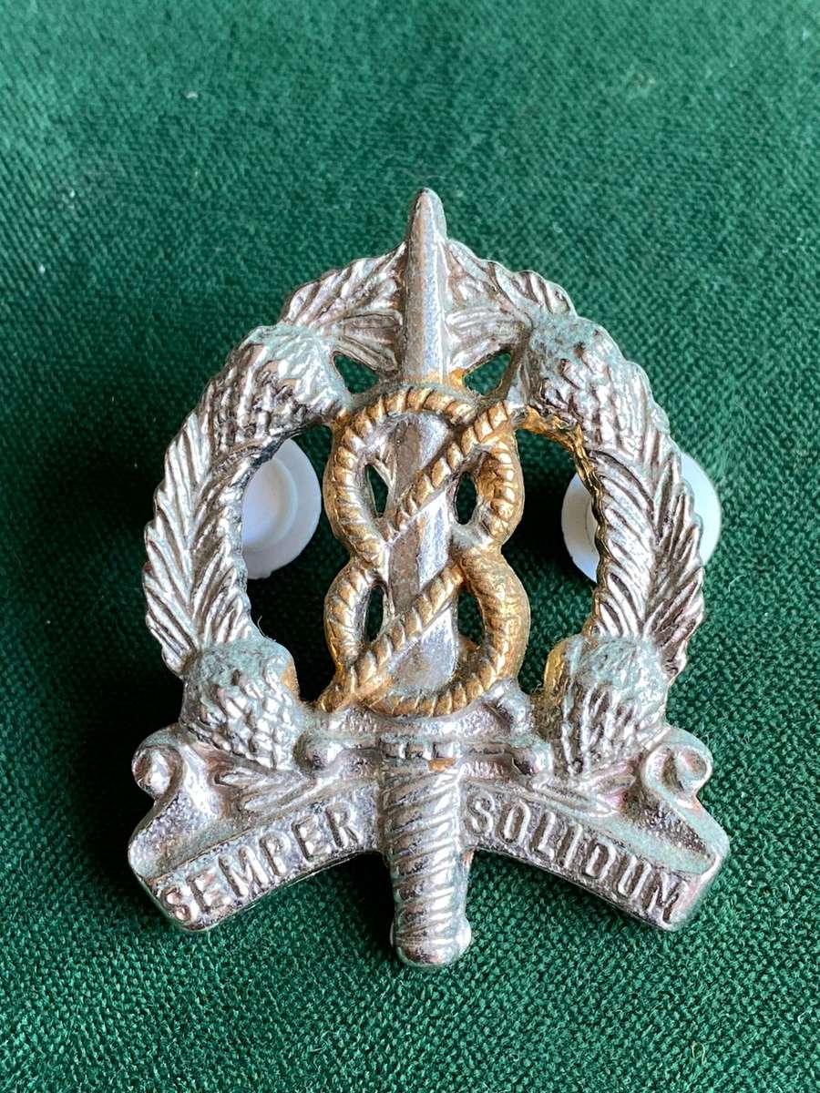 PROVOST SCHOOL BI/METAL CAP BADGE-2ND PATTERN-APPROVED IN 1986-MOTO ON SCROLL AND NO SACMP-2X PINS