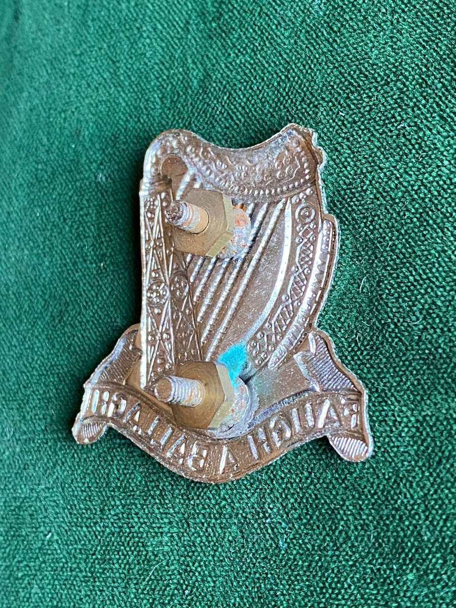 SOUTH AFRICAN IRISH WHITE METAL BERET BADGE-WORN POST 1964-2X SCREW LUGS