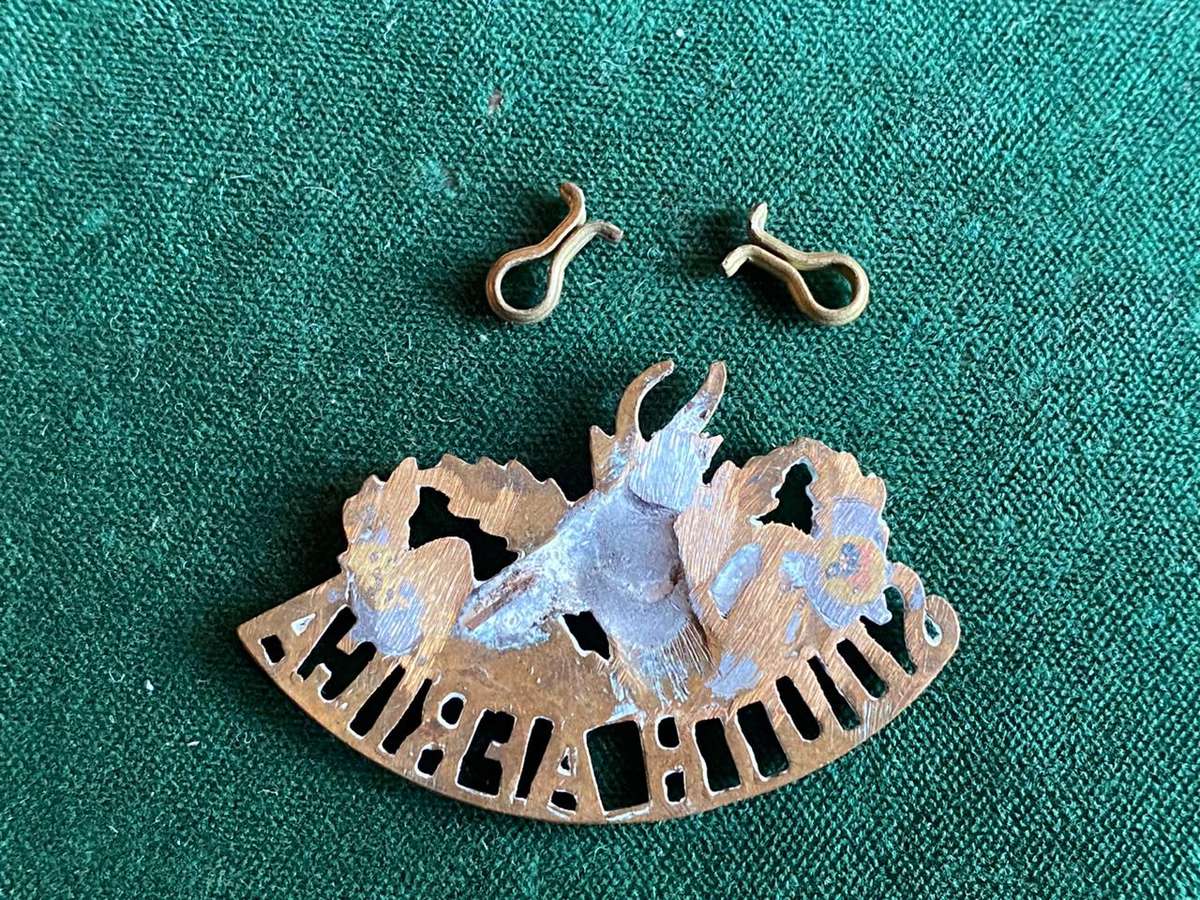 4 SA INFANTRY TITLE-WORN WW1 EXTREMELY SCARCE-COMES WITH LOOSE LUGS-NEEDS TO BE REPLACED