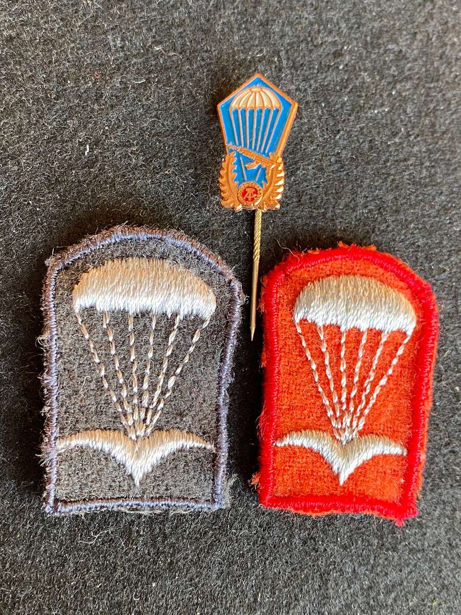 EAST GERMAN PARA BERET BADGES RED (OFFICERS) BLACK (NCO'S) COMES WITH PARACHUTE STICK PIN-SOLD TOGET