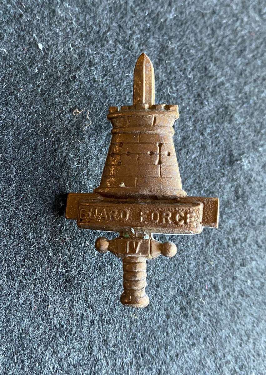 RHODESIA GUARD FORCE CAP BADGE-WORN 1975-80- 2 LUGS