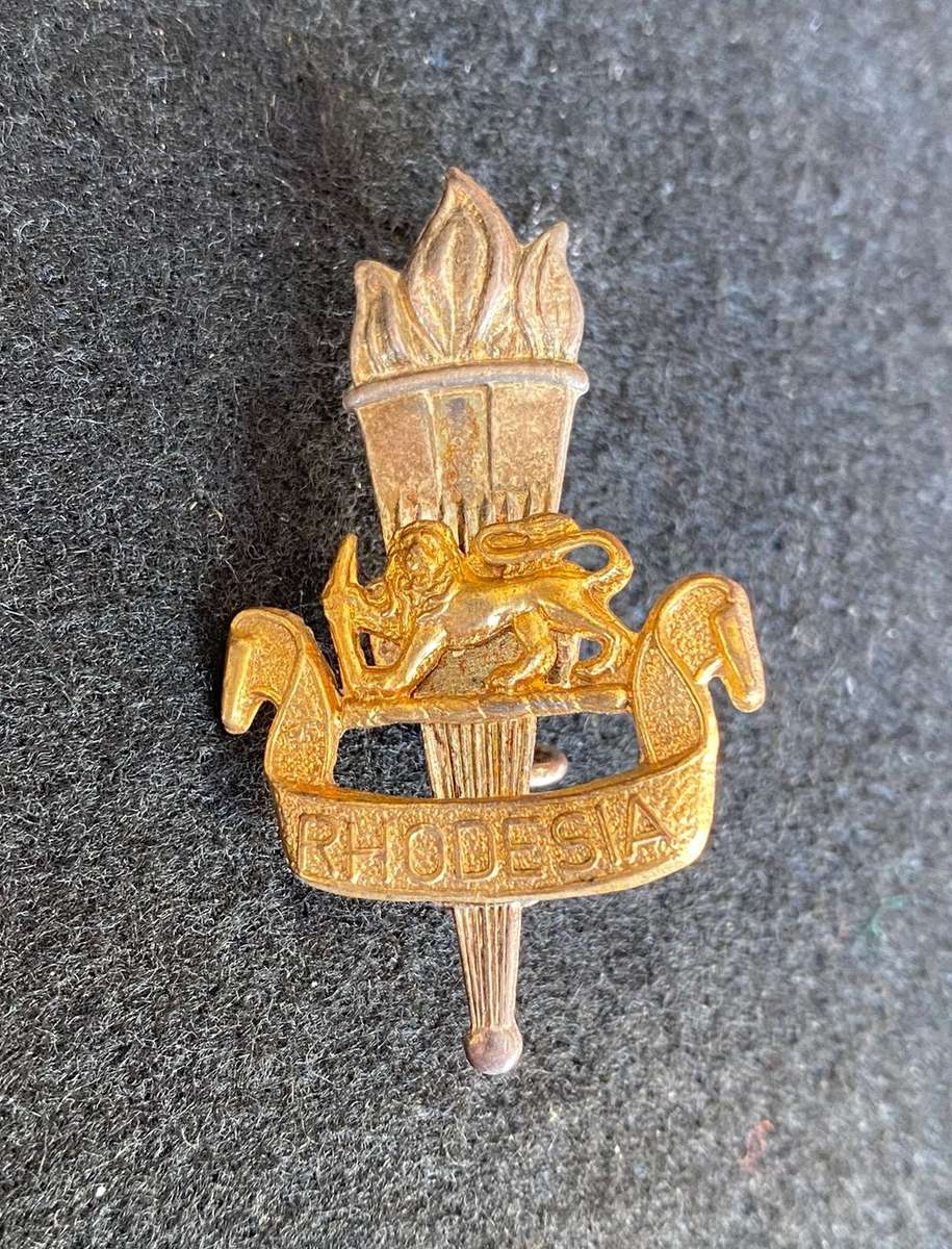 RHODESIAN EDUCATION CORPS CAP BADGE- WORN 1970-1980- 2 LUGS