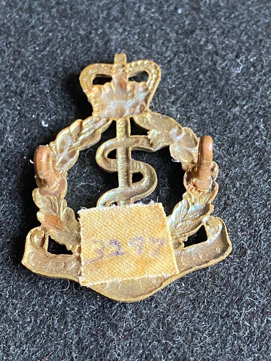 RHODESIA & NYASSALAND MEDICAL CORPS BRASS CAP BADGE- WORN 1957-1965- 2 LUGS