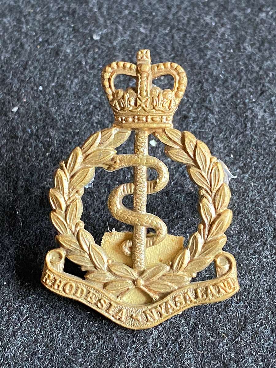 RHODESIA & NYASSALAND MEDICAL CORPS BRASS CAP BADGE- WORN 1957-1965- 2 LUGS