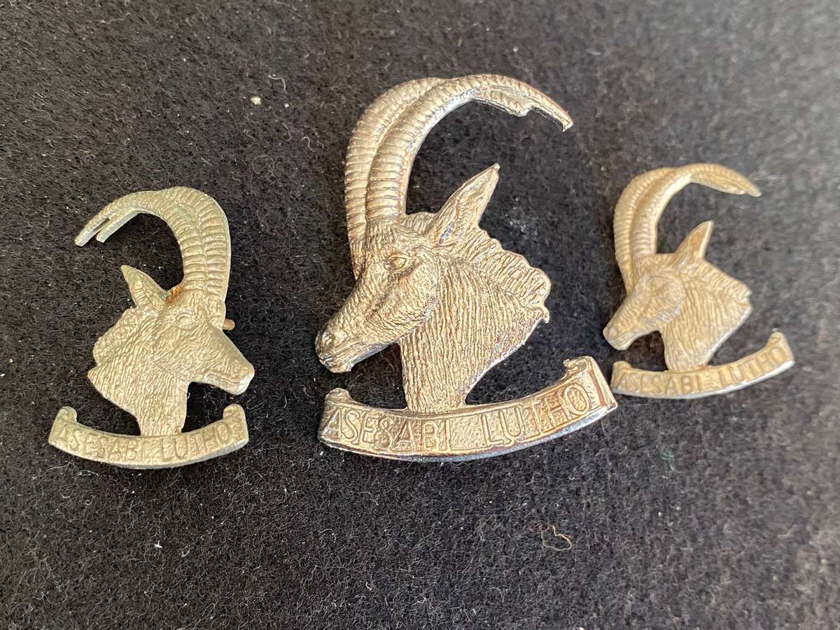 RHODESIAN ARMOURED CAR REGIMENT WHITE METAL CAP AND COLLARS-WORN 1973-80-LUGS INTACT