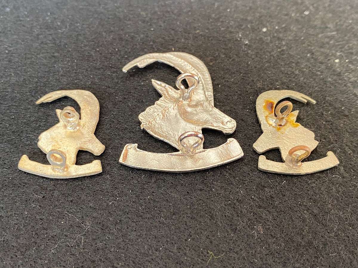 RHODESIAN ARMOURED CAR REGIMENT WHITE METAL CAP AND COLLARS-WORN 1973-80-LUGS INTACT