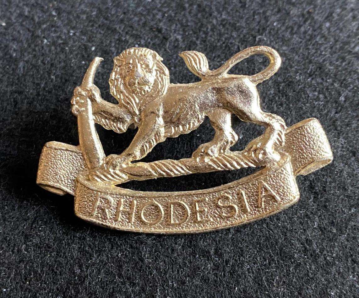 RHODESIA STAFF CORPS ANODISED CAP BADGE- WORN 1972-1980- 2 LUGS