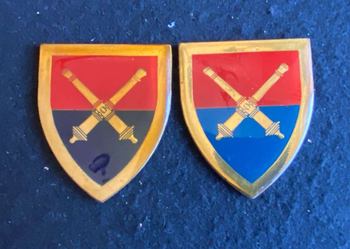 SA SCHOOL OF ARTILLERY-DARK BLUE AND LIGHT BLUE-(GOLD) TYPE FLASHES-2ND ISSUE- NO PINS