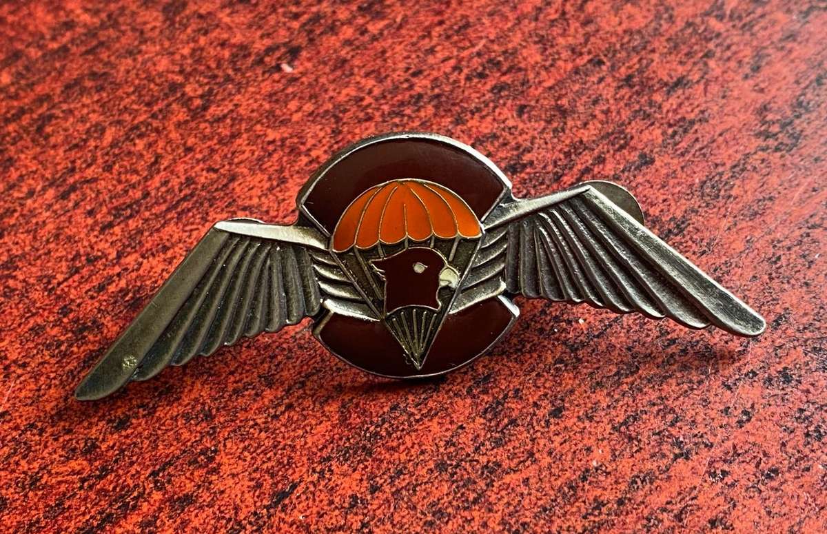 BOPHUTHATSWANA DEFENCE FORCE PARA BATTALION- CAP BADGE- 2 LUGS