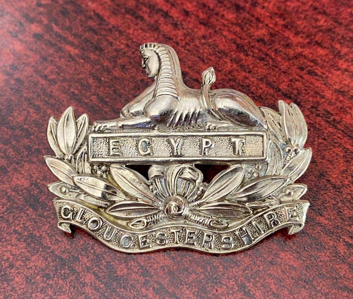 28/61 ST FOOT GLOUCESTERSHIRE REGT. CAP BADGE 1889-1958- 2 LUGS