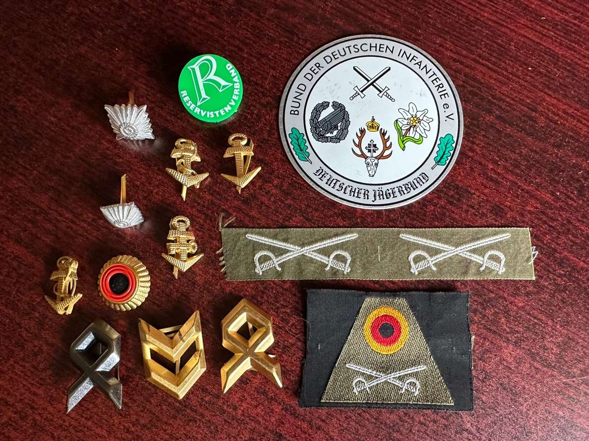 MIXED GERMAN CAP,COLLARS ETC.