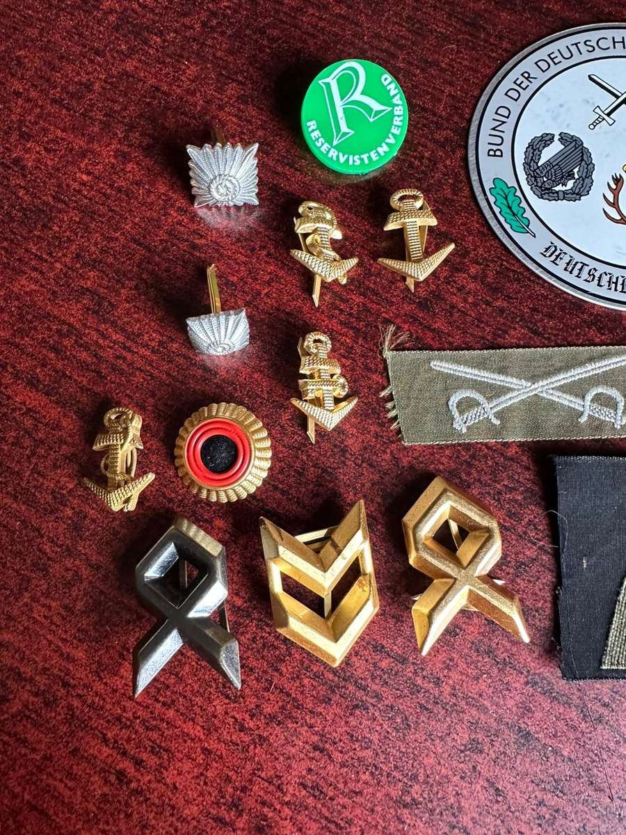 MIXED GERMAN CAP,COLLARS ETC.