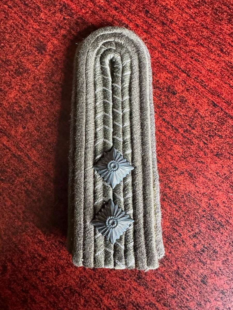 EAST GERMAN RANK BOARD FOR "OBERFAHNRICH SCHUTTERSTUCK"- FIELD DRESS