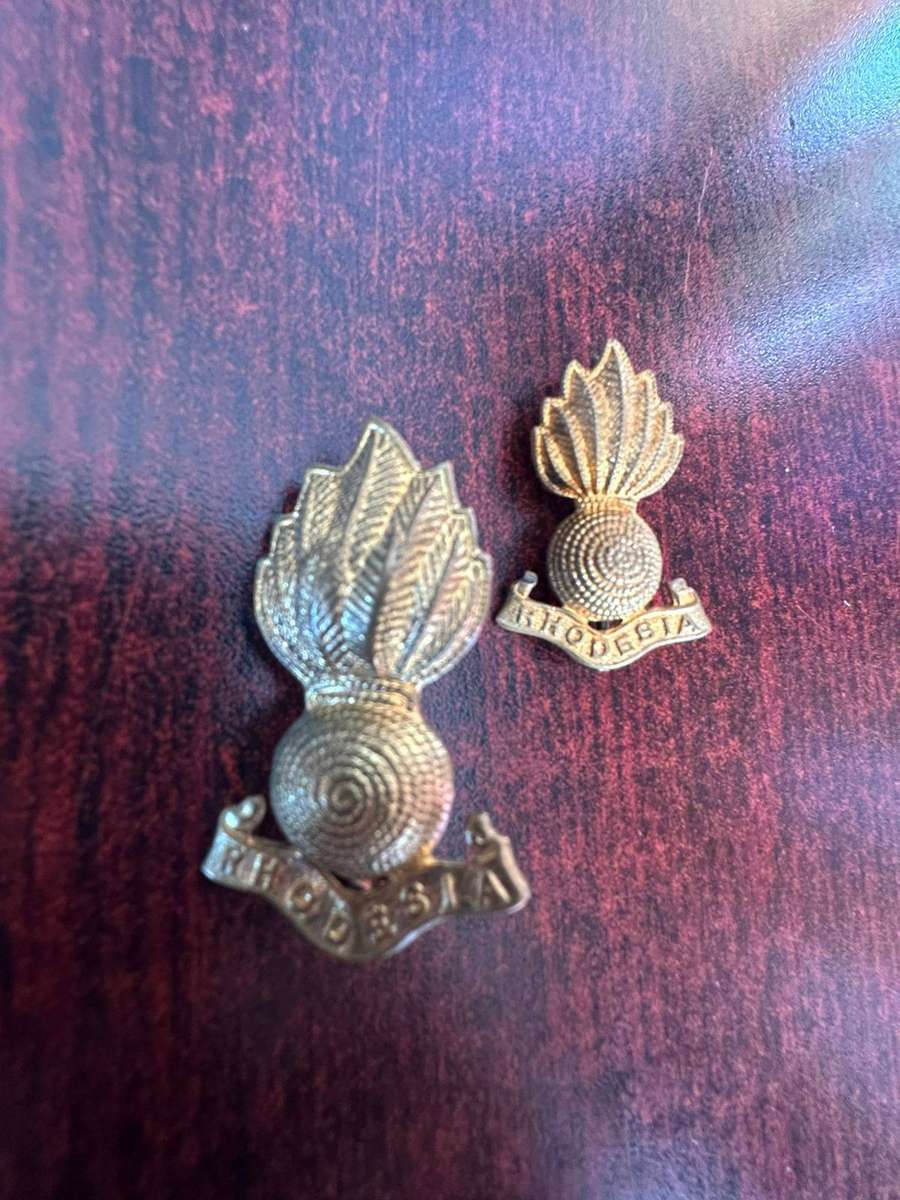 Southern Rhodesia Artillery cap and 1 collar badge. Lugs intact. 1948-1980