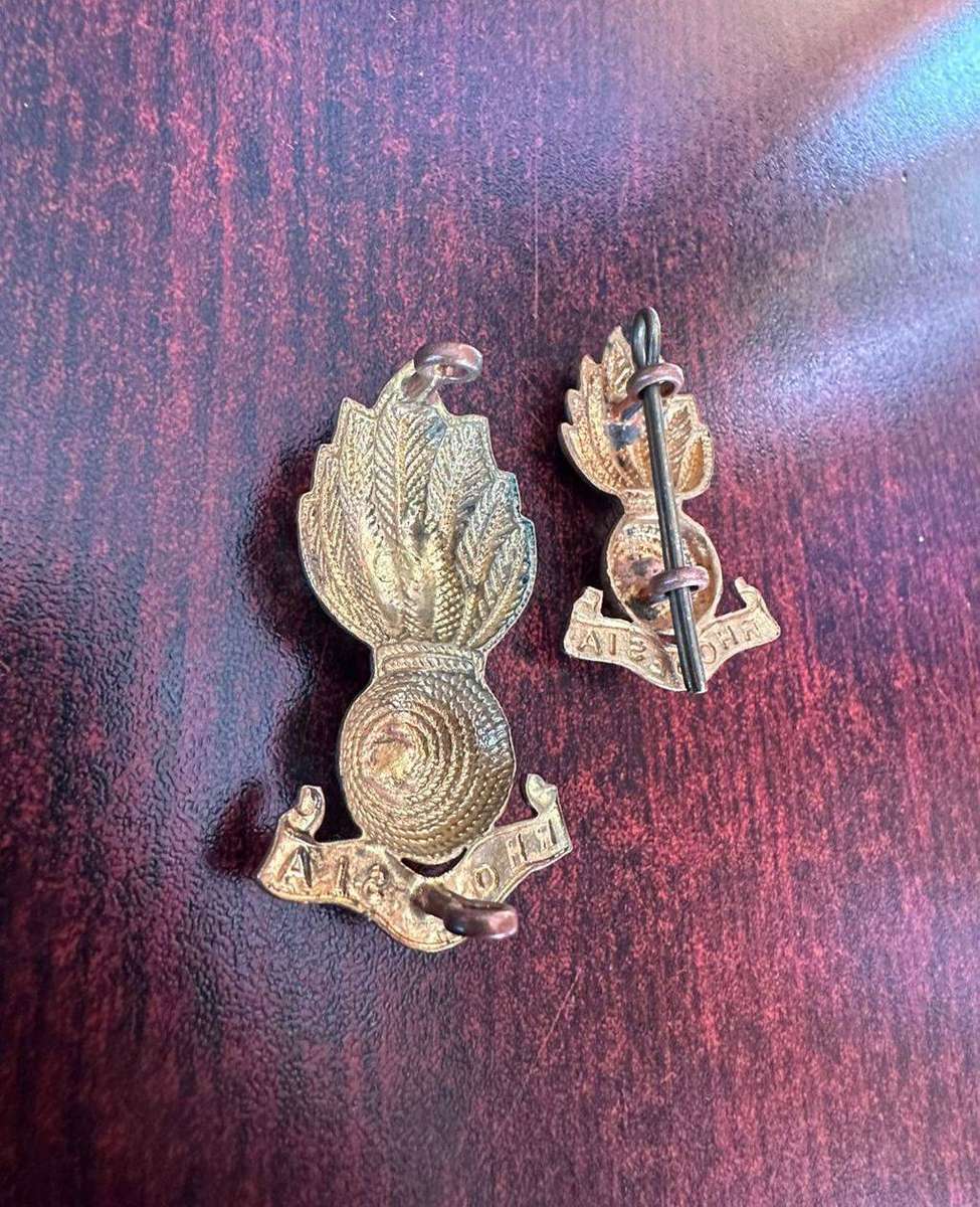 Southern Rhodesia Artillery cap and 1 collar badge. Lugs intact. 1948-1980