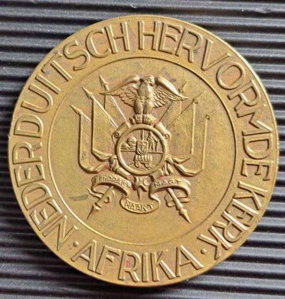 *** 1855 TO 1955 - NEDERDUITSHE HERVORMDE KERK - 100 YEARS - LARGE BRONZE MEDALLION 94.2 GRAMS #4 **