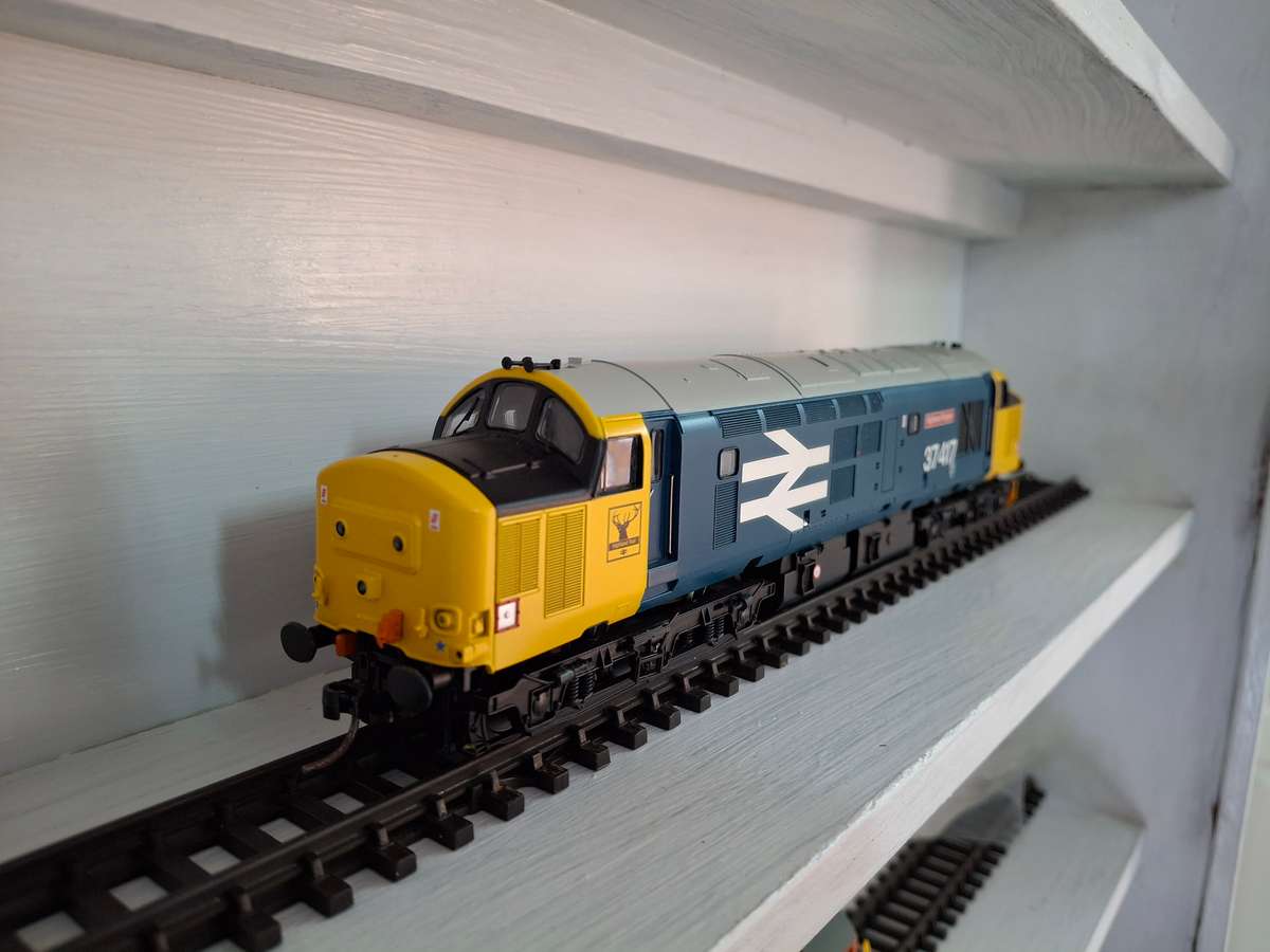Bachmann Class 37 Diesel loco   DCC chip fitted