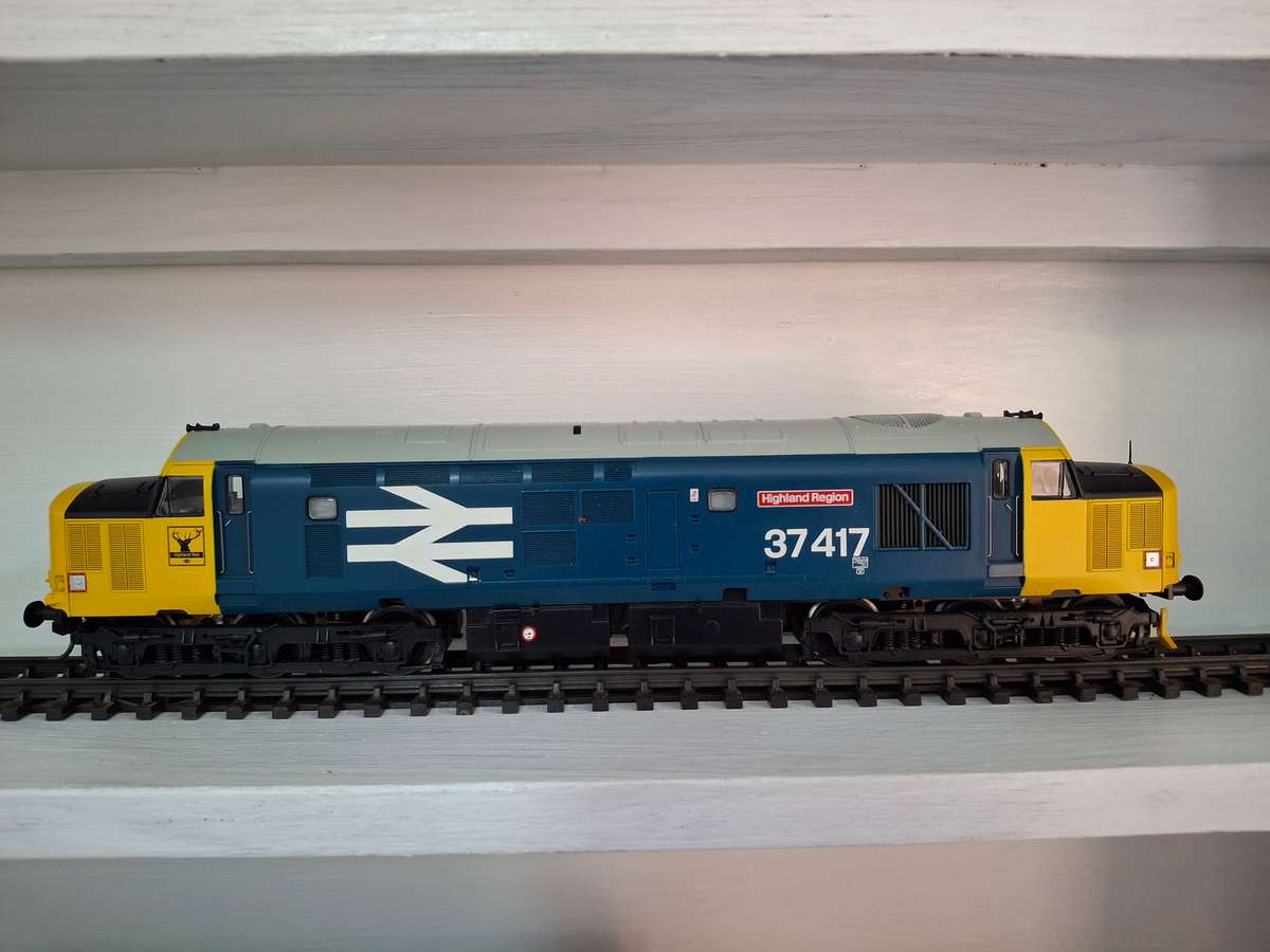 Bachmann Class 37 Diesel loco   DCC chip fitted