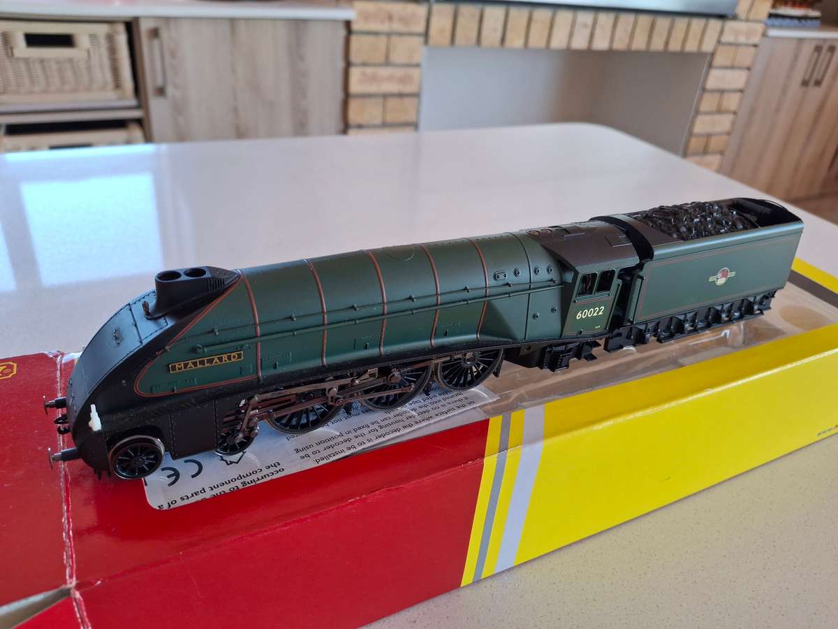 Hornby Mallard Loco DCC (Decoder fitted)R2784X LNER  A4