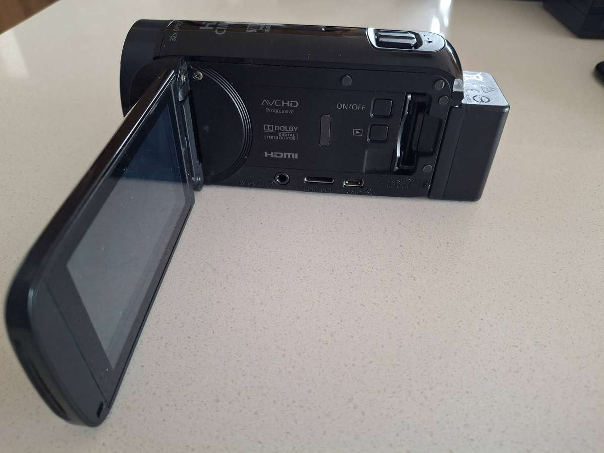 Canon LEGRIA HF R606 Camcorder - High Definition - 3.28Mp 32x optical zoom