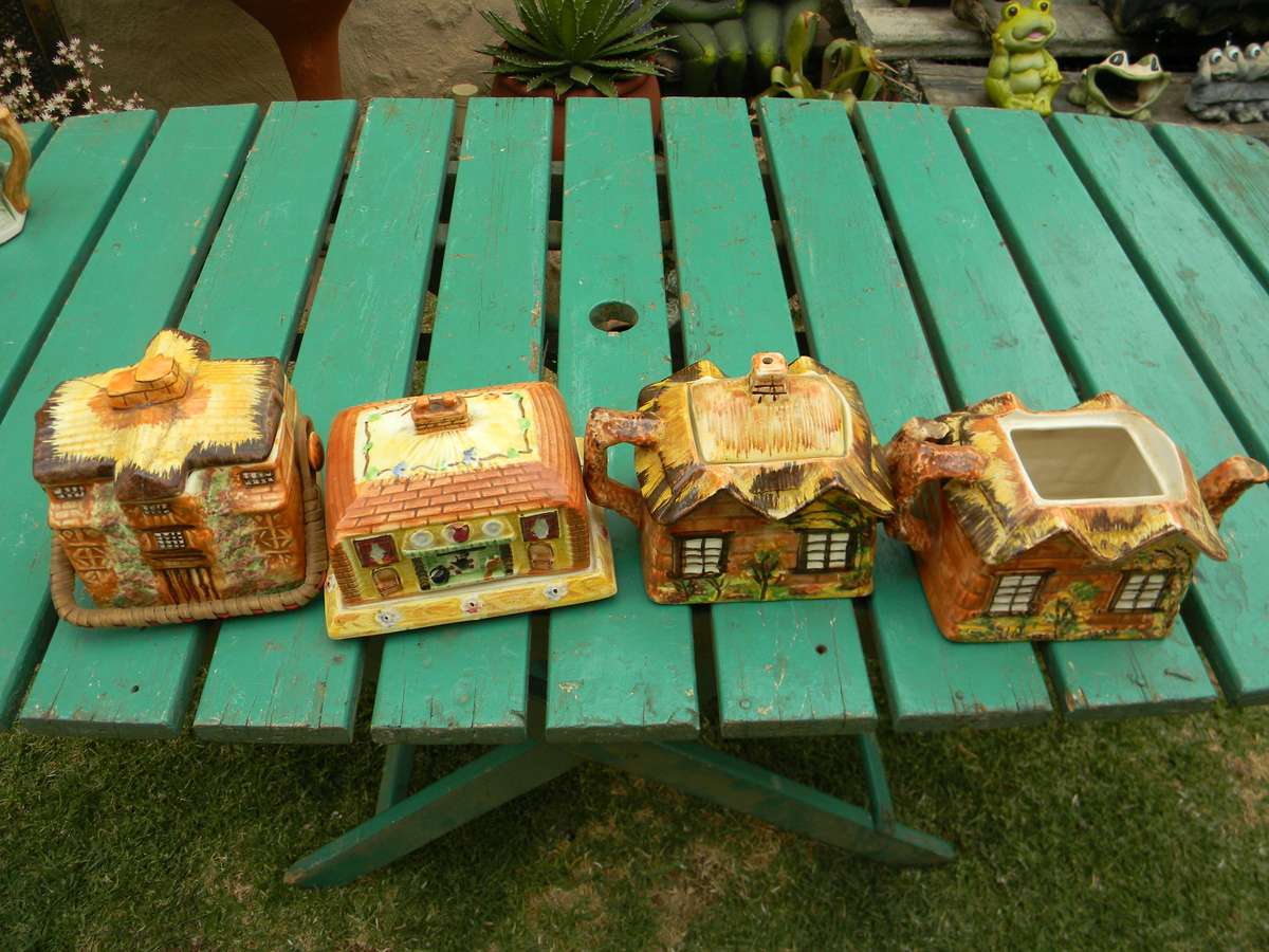 3 Antieke ornamente  as per pictures one dont have an lid