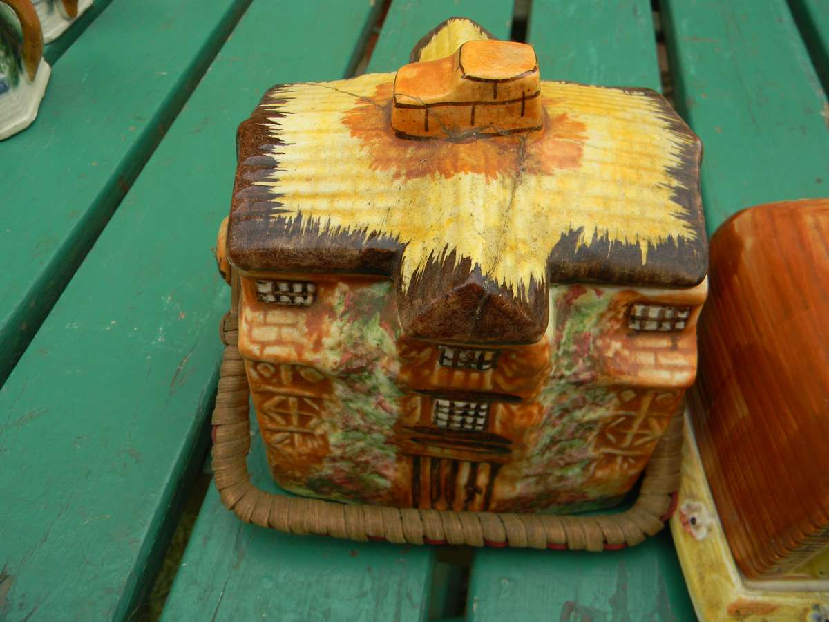 3 Antieke ornamente  as per pictures one dont have an lid