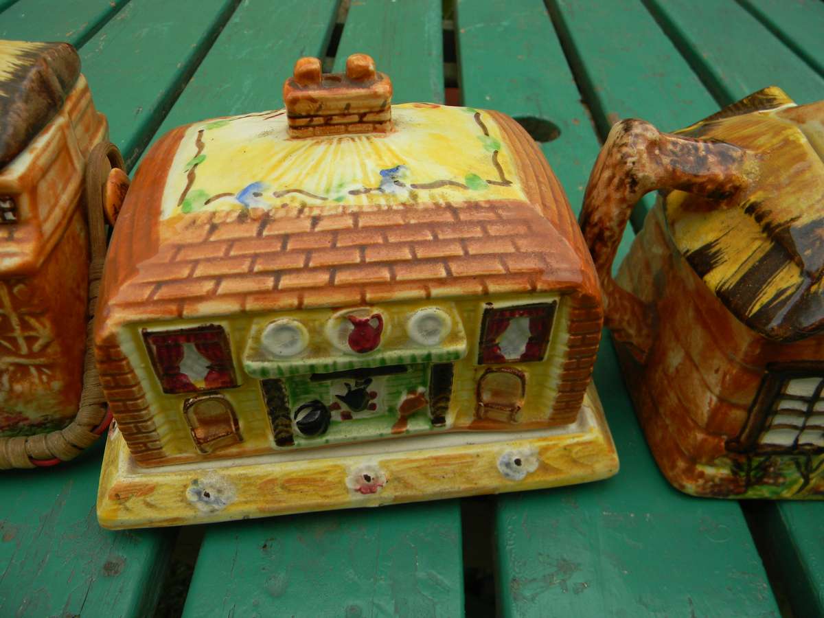 3 Antieke ornamente  as per pictures one dont have an lid