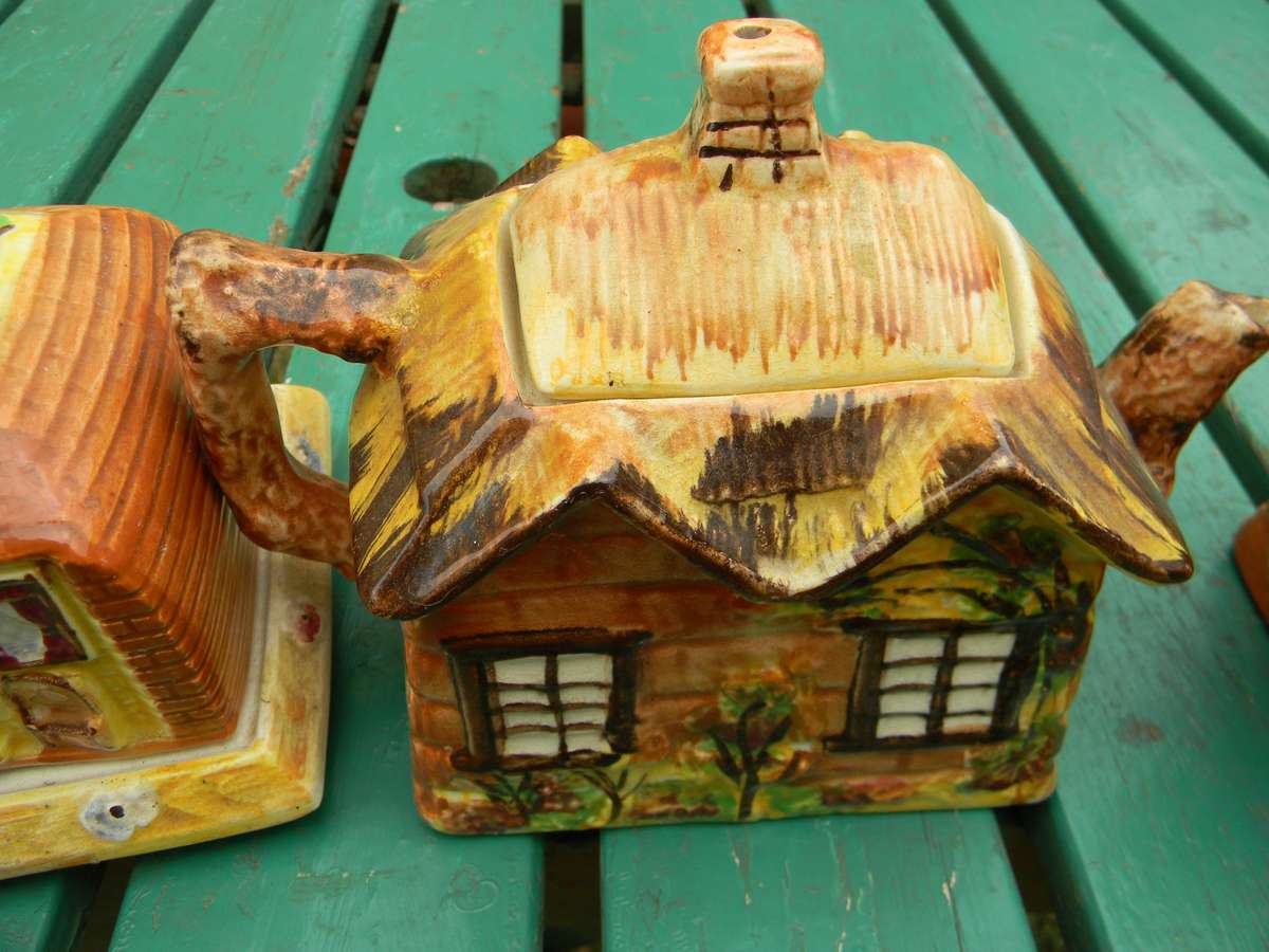 3 Antieke ornamente  as per pictures one dont have an lid