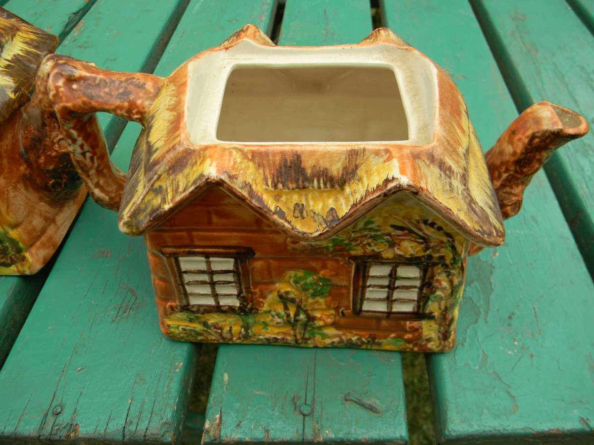 3 Antieke ornamente  as per pictures one dont have an lid