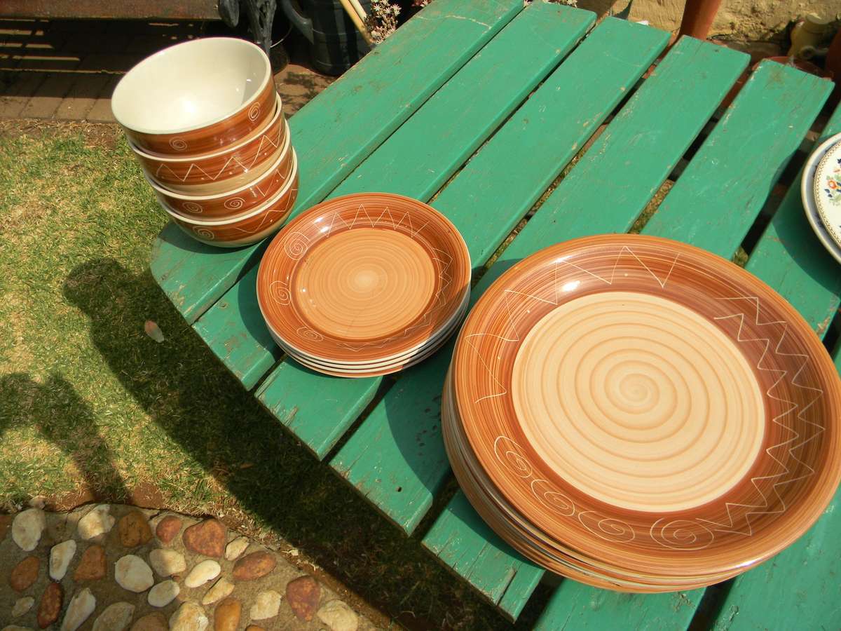 halwe stel 7 borde 6 sopbakkies en 4klein borde as per pictures