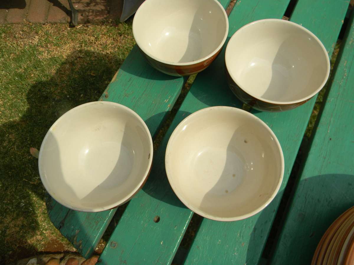 halwe stel 7 borde 6 sopbakkies en 4klein borde as per pictures