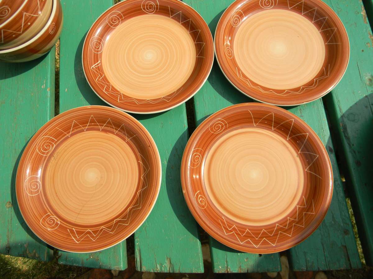 halwe stel 7 borde 6 sopbakkies en 4klein borde as per pictures