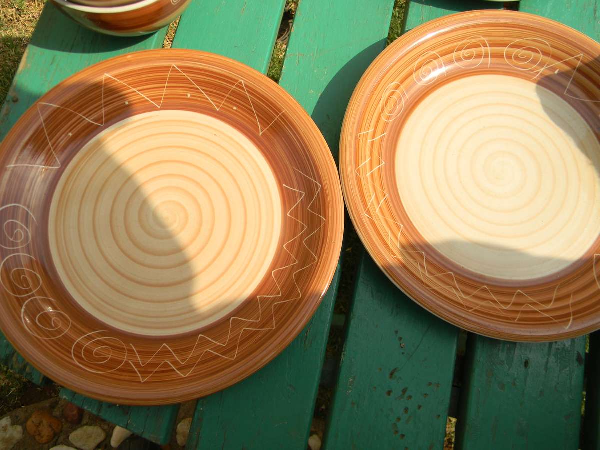 halwe stel 7 borde 6 sopbakkies en 4klein borde as per pictures