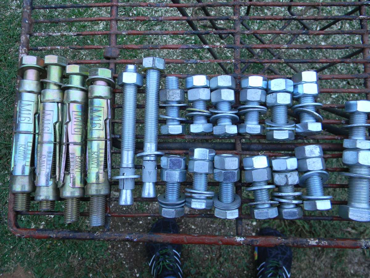 6-- 16 mm raw bolts+12--16 mm x50mm bolts nuts + washers 1 -16mm x40 bolt+nut +18mm  x50 bolt+nut