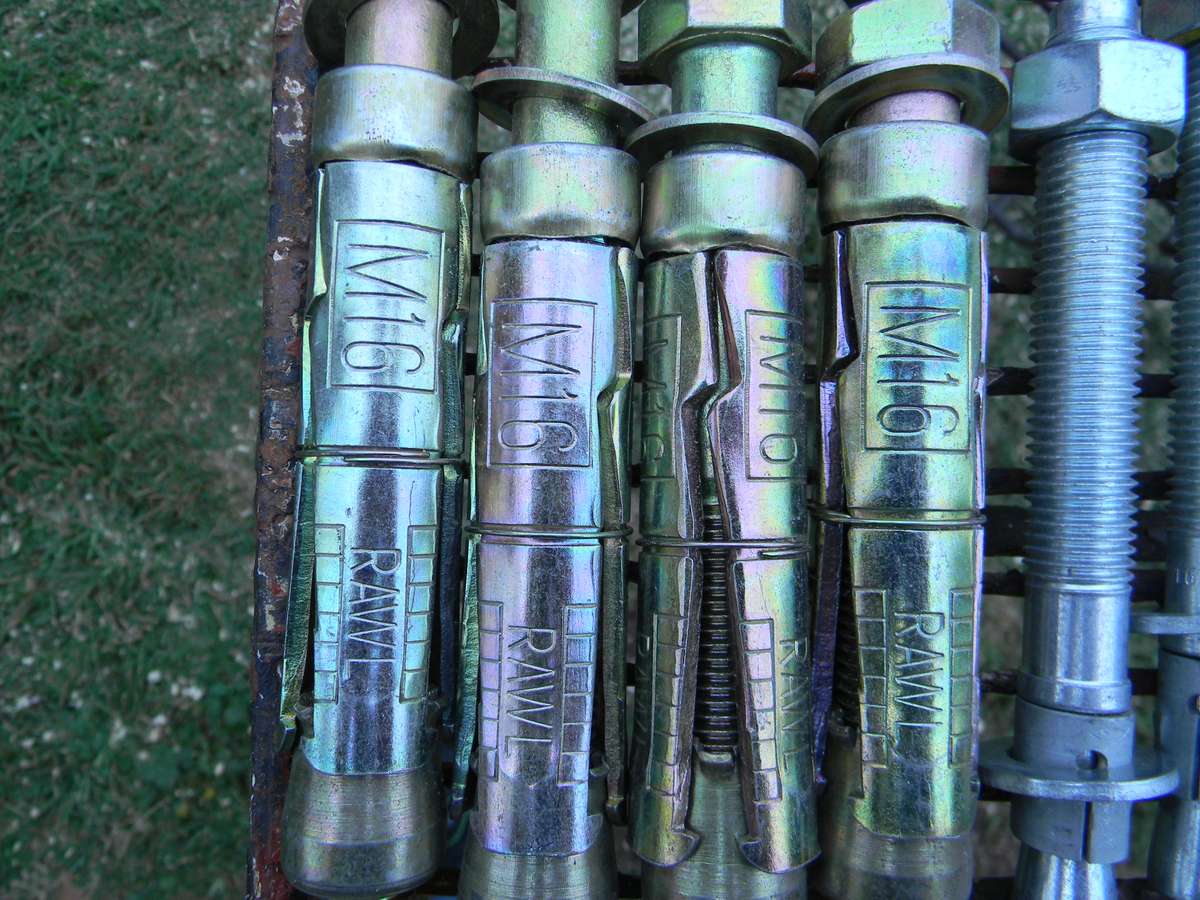 6-- 16 mm raw bolts+12--16 mm x50mm bolts nuts + washers 1 -16mm x40 bolt+nut +18mm  x50 bolt+nut