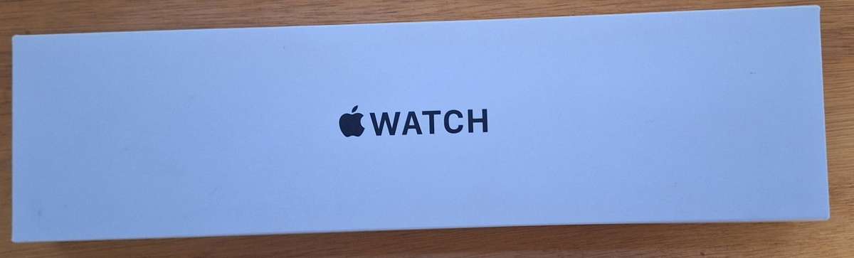 Apple Watch SE 40mm - Space Gray Aluminum Case + Midnight Sport Band