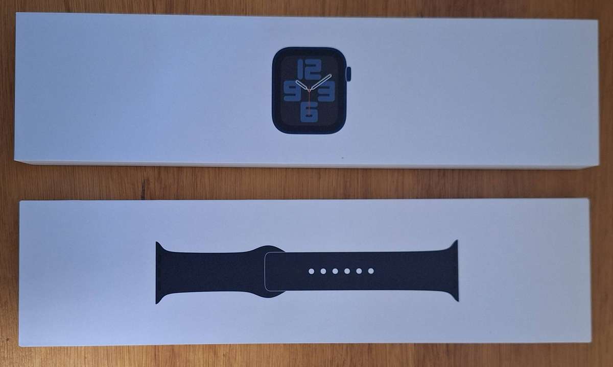 Apple Watch SE 40mm - Space Gray Aluminum Case + Midnight Sport Band
