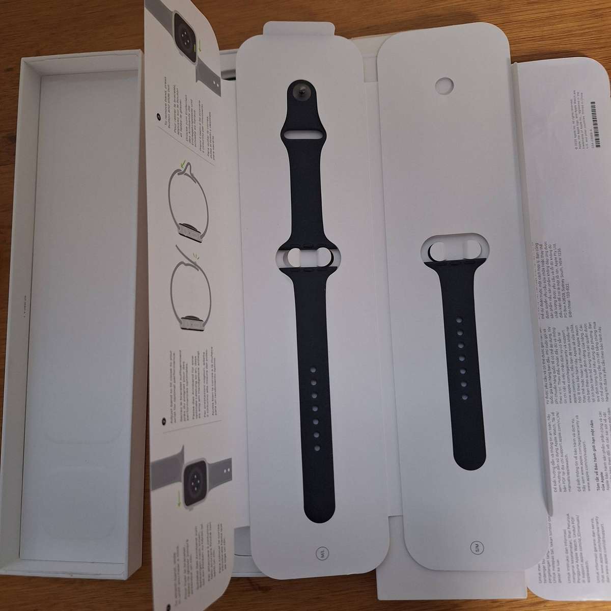 Apple Watch SE 40mm - Space Gray Aluminum Case + Midnight Sport Band