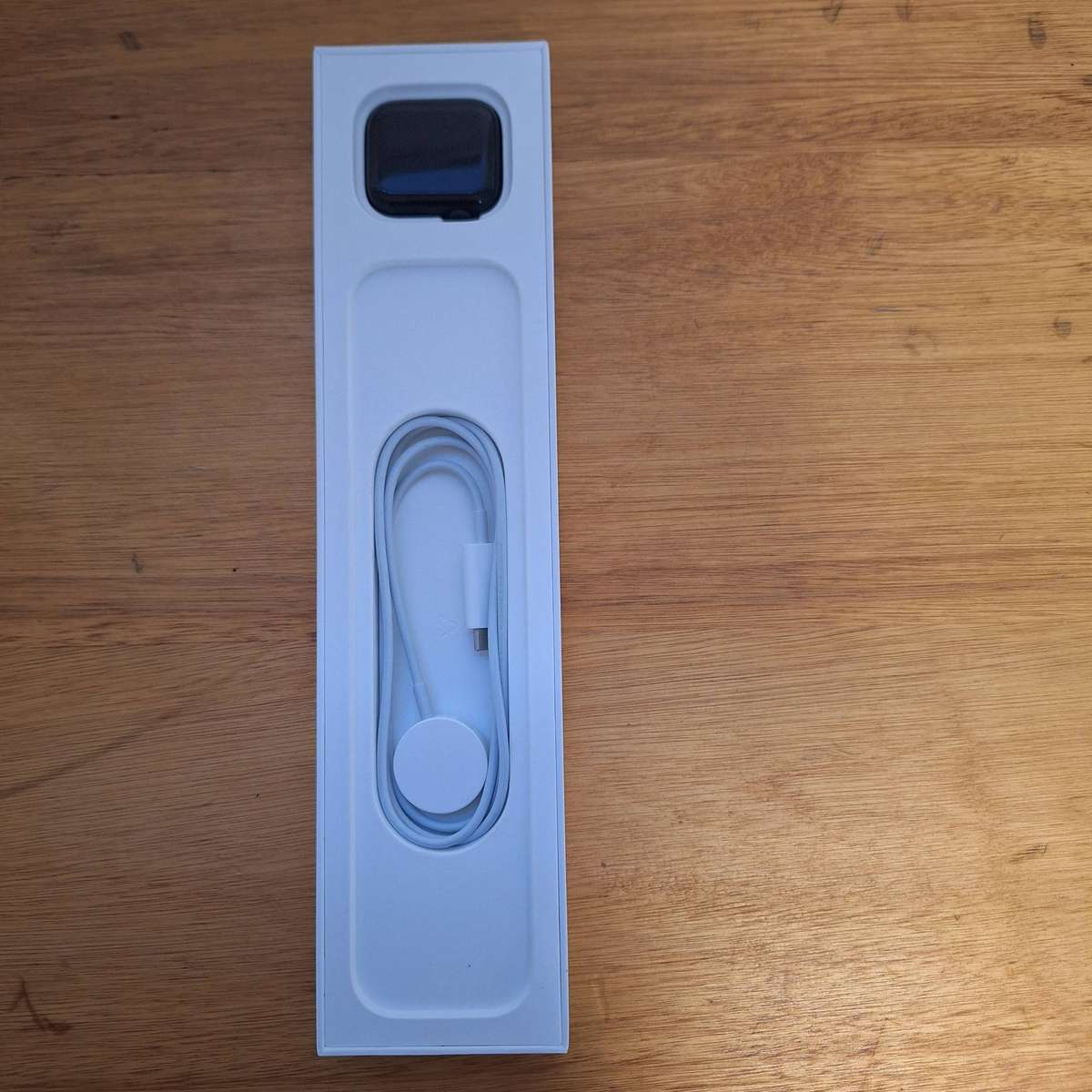 Apple Watch SE 40mm - Space Gray Aluminum Case + Midnight Sport Band