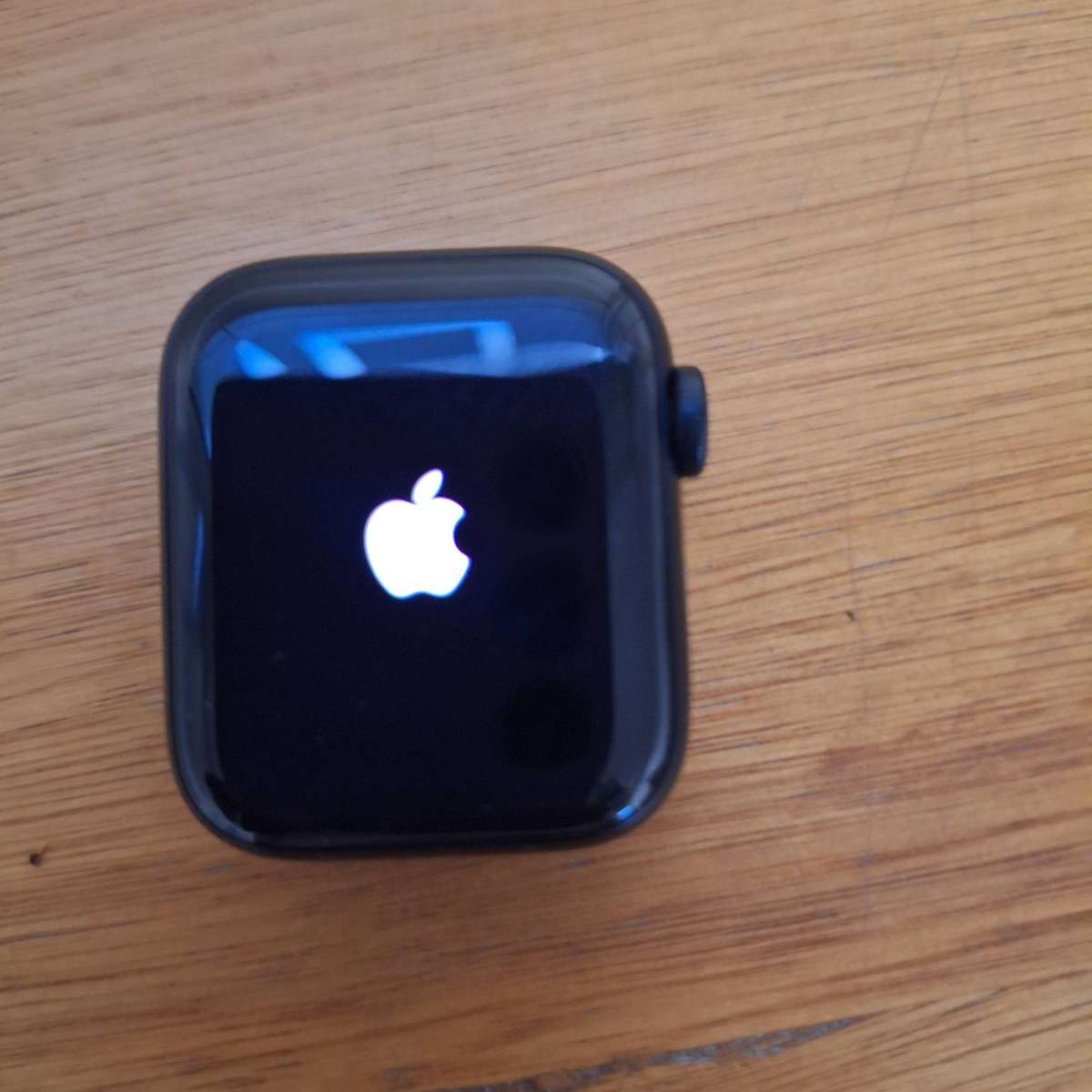Apple Watch SE 40mm - Space Gray Aluminum Case + Midnight Sport Band