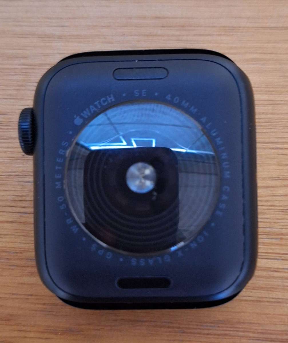 Apple Watch SE 40mm - Space Gray Aluminum Case + Midnight Sport Band