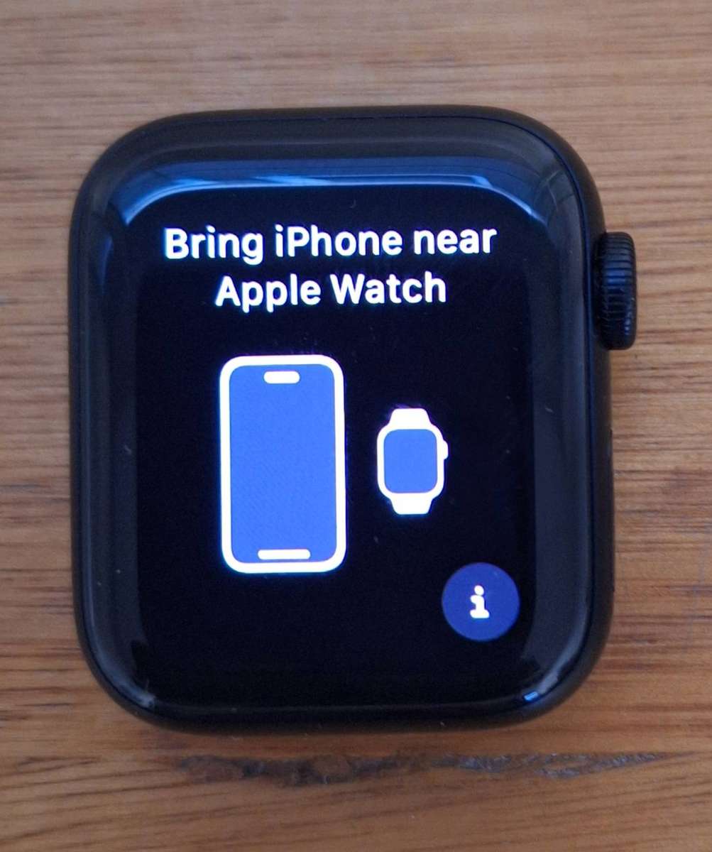 Apple Watch SE 40mm - Space Gray Aluminum Case + Midnight Sport Band