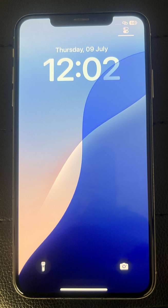 Apple iPhone XS Max - 256GB - White / Silver + UAG Case & Cable