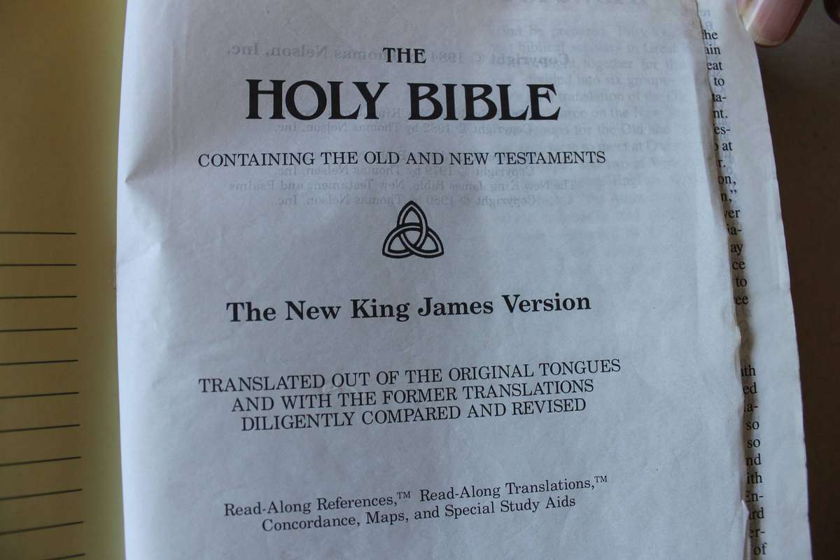 HOLY BIBLE- NEW KING JAMES VERSION, GIANT (LlARGE) PRINT References, Concordance  Red Letter Edition