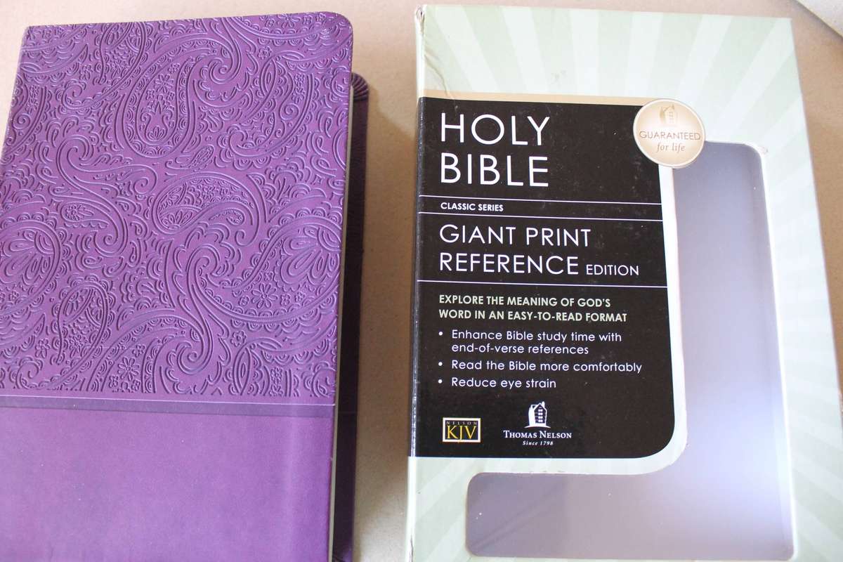 HOLY BIBLE CLASSIC SERIES GIANT PRINT REFERENCE EDITION  King James Version Thomas Nelson Pub. 1976
