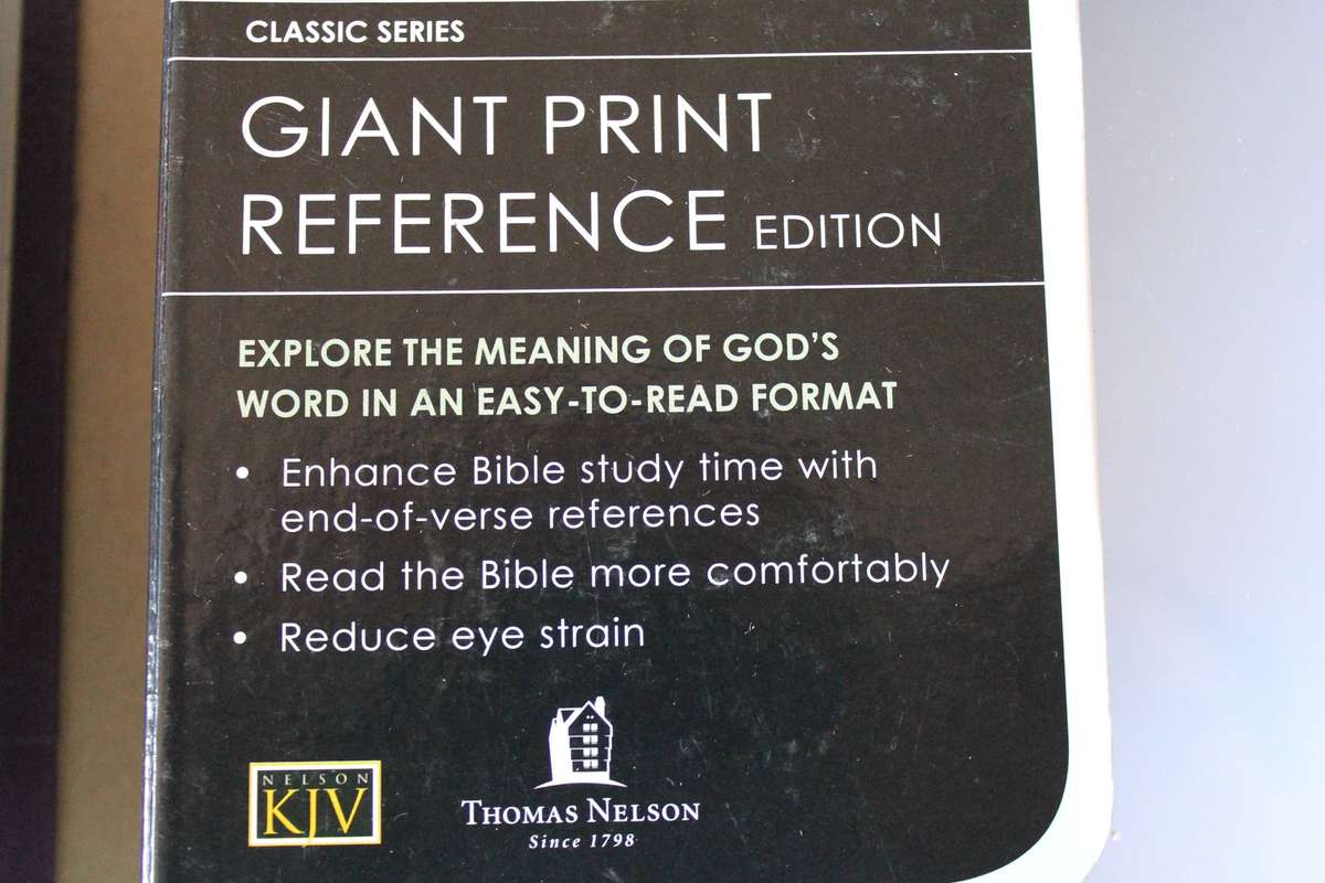 HOLY BIBLE CLASSIC SERIES GIANT PRINT REFERENCE EDITION  King James Version Thomas Nelson Pub. 1976