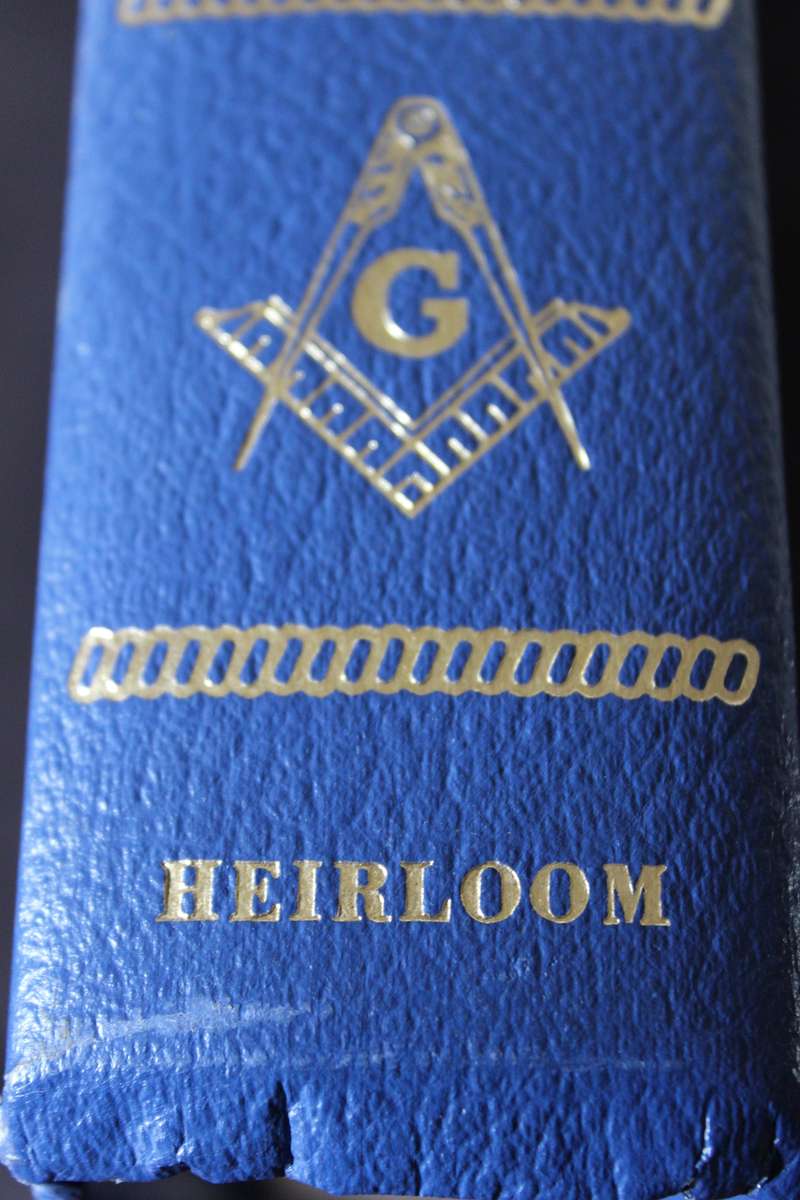 HOLY BIBLE (KING JAMES VERSION) RED LETTER EDITION HEIRLOOM BIBLE PUBLISHERS