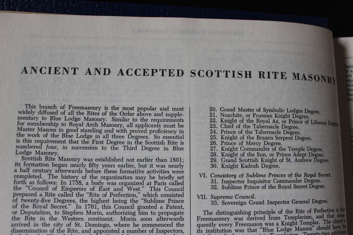 HOLY BIBLE (KING JAMES VERSION) RED LETTER EDITION HEIRLOOM BIBLE PUBLISHERS